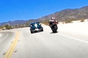 ワインディングロードを飛ばしていた走り屋がミニクーパーを抜こうとして死にかける動画。