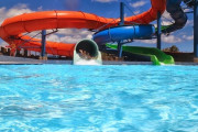 【悲報】ウォータースライダーで地獄絵図・・・・
