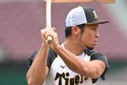 阪神江越、試合前練習でトンボを持ちイメージトレーニングをする