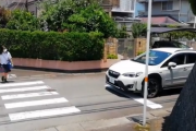 大分県警が「横断歩道で止まってくれた車に女子高生がお辞儀する動画」を投稿　→　大炎上