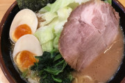 家系ラーメンにチャーシューとキャベツをトッピングして食べるのが好き