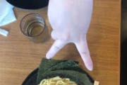 彼女と家系ラーメン食べにきた