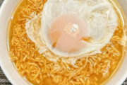 チキンラーメン「生卵載せてお湯かけるだけでできます！」