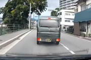 事故って5秒でパトカー。車道で突然バックした軽貨物に突っ込まれるドラレコ。