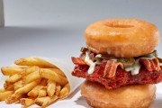 【朗報】パンの代わりにドーナツを使ったハンバーガーが日本上陸