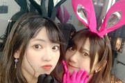馬嘉伶と元HKT48の山田麻莉奈さんのコスプレ2ショット