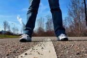 【驚愕】スニーカーにコレを付けたまま履くのがブームに！！ 流行に乗り遅れるな！！！(画像あり)