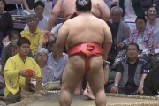 【放送事故】大相撲中継中に、力士が突然無抵抗で自ら土俵を去り場内騒然…　「どうした？」「なんだこれ」「大丈夫？」