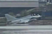 中国の戦闘機が川に墜落、共産党メディアはどこも報じず