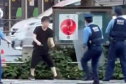 池袋駅前で包丁振り回す　警察官に囲まれ抵抗も　容疑の男性逮捕