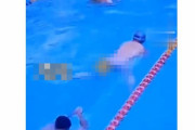 プールで男性が泳ぎながら水着を脱いでこっそり排便しだす → 結果ｗｗｗｗｗ