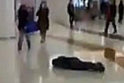 【動画】 香港のショッピングモールで老人が突然倒れ痙攣し吐血する衝撃動画が流出