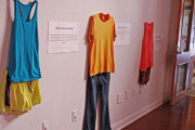 性的被害者女性が「被害にあったときに着ていた服」の展覧会を開催 （※画像あり）