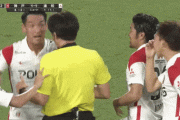 ◆悲報◆浦和DF槙野智章さん、極めてハンド臭いプレーをノーハンドと西村に判定されピョンピョン実演してしまう(´・ω・｀)