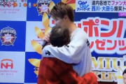西川遥輝さん、ハム女子とハグする