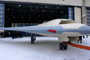 ロシア、フラットなエンジンノズルを取り入れたステルス無人攻撃機「オホートニク」を公開
