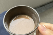ワイニートベランダでコーヒーを優雅に飲む