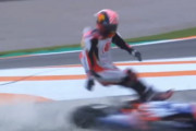 MotoGPバレンシアで起きた危ないクラッシュ。転倒してコース外へ逃げる選手にバイクが突っ込む。