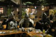 ちょっと前にファンタジーな店の甲冑がドレスコードという狂った食事会に行ってきました。