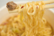 女の子「あー！またそんなの食べてー！」　ワイ「タハハ…」（カップ麺を手に頭をポリポリ）
