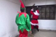 サンタクロースとエルフに扮した警察官がペルーで大活躍！
