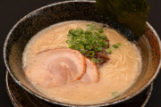 うちの近くに豚骨ラーメンの有名店がある。超美味しそう、行ってみたい。でも豚骨ラーメンは苦手ですぐムナ焼けする。評判いい店なら大丈夫だったりしないのかな？