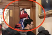 【衝撃映像】アメリカもう無茶苦茶。議事堂に乱入していた女性が射殺される。