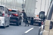 【動画】首都高上に斜め止めしてブチギレてるトラック運転手がヤバい。