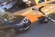 【動画】一時停止を無視したスクーターがエクストレイルにぶっ飛ばされる事故。