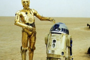 日本人「やっぱロボットは人が乗り込んで戦わなきゃな」アメリカ人「C3PO！R2D2！」