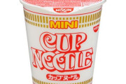 【悲報】日清カップヌードル、｢フタ止めシール」終了のお知らせ…