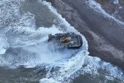 防衛省、ホバークラフトで海岸200m後退の輪島市に重機を追加陸揚げ！