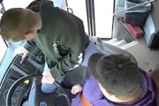 【動画】13歳の少年が運転手が意識を失ったスクールバスを止めて事故を防ぐ。