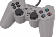 メディア「PSのデュアルショックが現在の家庭用ゲーム機のコントローラの基礎を築いた！」