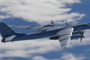ロシアのTu-22長距離戦略爆撃機2機が日本海を飛行…Su-35戦闘機などが護衛！