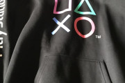 【画像あり】GUのPlayStationコラボの服着てる女ｗｗｗ