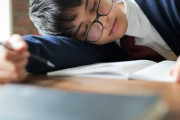 彡(-)(-)「...20分だけ仮眠とるンゴ」