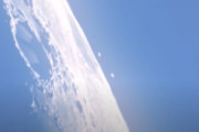 【UFO】月を横切るUFOが撮影される【動画】