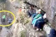 【動画】武夷山の崖から足を滑らせた30歳男性が落下してしまう事故の瞬間。