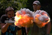 20kg超特大ライフルで「巨大マズルフラッシュ」発生する瞬間を10万fpsの超スローモーションで撮影！