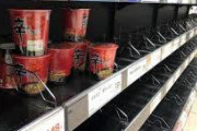 問題はそこまで人気のない辛ラーメンを何故扱わなきゃいけないかって所だろ！　～　台風に備えた買い込みで商品がほとんどなくなったのに韓国製ラーメンだけが残った写真…日韓対立の深刻さを物語ると話題