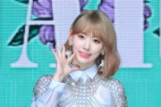 IZ*ONEの宮脇咲良、日本で韓国人侮辱物議～韓国語で「愛してる」と書かれたプラカードで