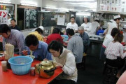 【画像】こうゆうラーメン屋で食う奴の底辺感は異常