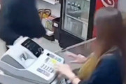 【動画】強盗「金を出せ。撃つぞ」ｶﾁｬ お尻食い込み女店員「…」お●ぱいﾁﾗｯ