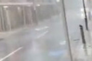 【動画】 江戸川区小岩で雷雨と雹が降り注ぐ異常事態 「雹ボコボコ降ってる・・」 電車ストップ