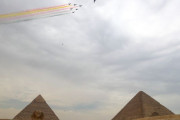 エジプトのピラミッド上空、中国空軍の曲技飛行隊「八一飛行表演隊」が展示飛行！