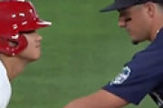 【動画】 大谷翔平をトリックプレーでアウトにしようとする策士 ⇒ 大谷が迫真の笑顔で見つめて反撃するｗｗ