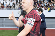 イニエスタ、ゴール裏スタンドに自ら上りサポーターとハグ　特別チャントに涙「みなさんはチームの原動力」
