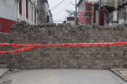 【中国】 新型コロナウイルスの拡散を防ぐために、住民は自らブロックで壁を築いて村を封鎖した
