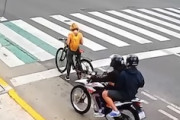 女性のスマホを狙ったバイク強盗を通行人らが制圧するGJ動画。